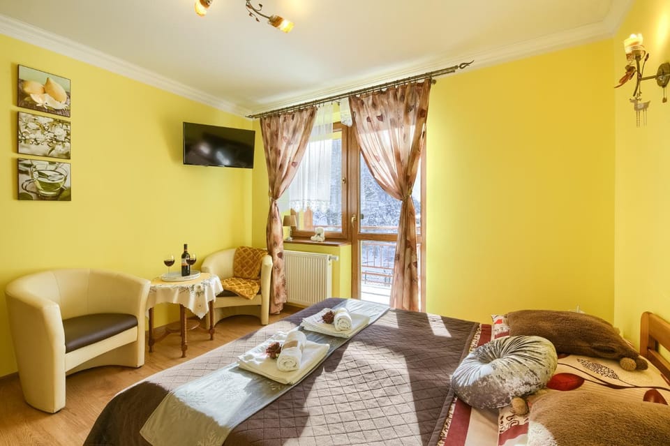 Bed, TV and multimedia, Photo of the whole room, towels