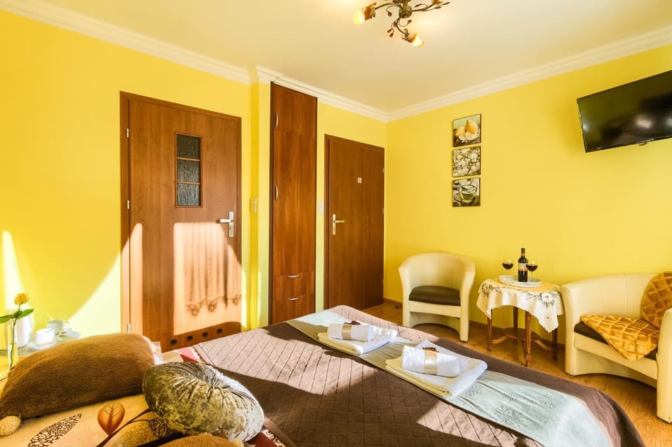 Bed, TV and multimedia, Photo of the whole room, towels, wardrobe