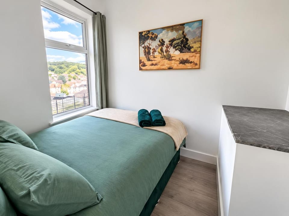 Bed, Photo of the whole room, Bedroom, towels