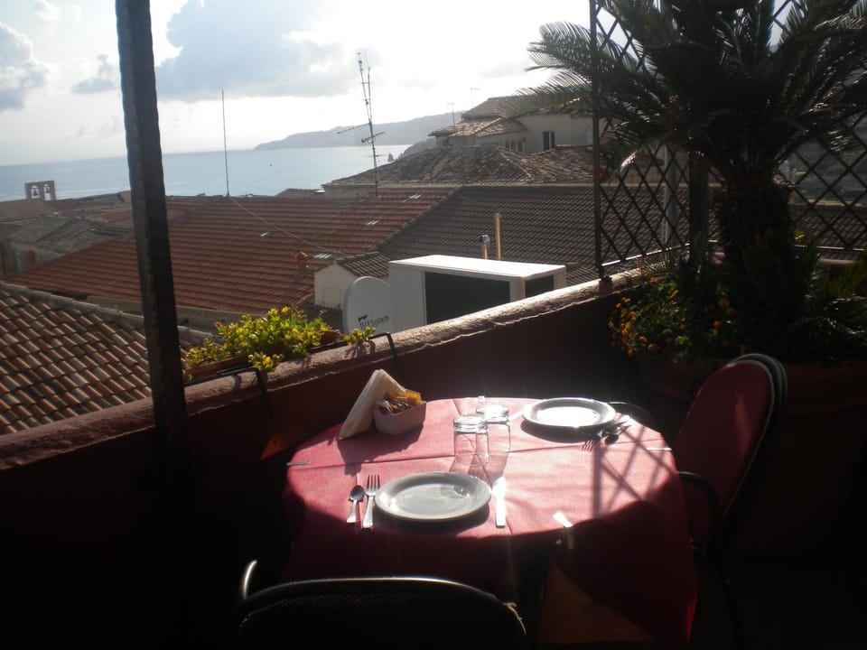 Restaurant/places to eat, Balcony/Terrace
