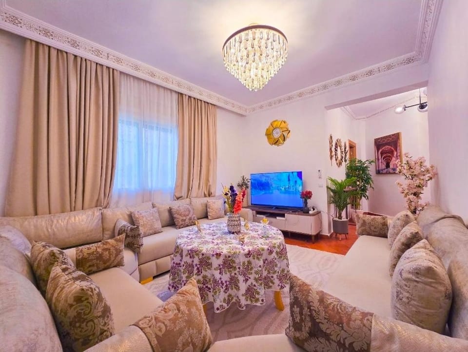 Communal lounge/ TV room, TV and multimedia, Living room, Seating area, Evening entertainment