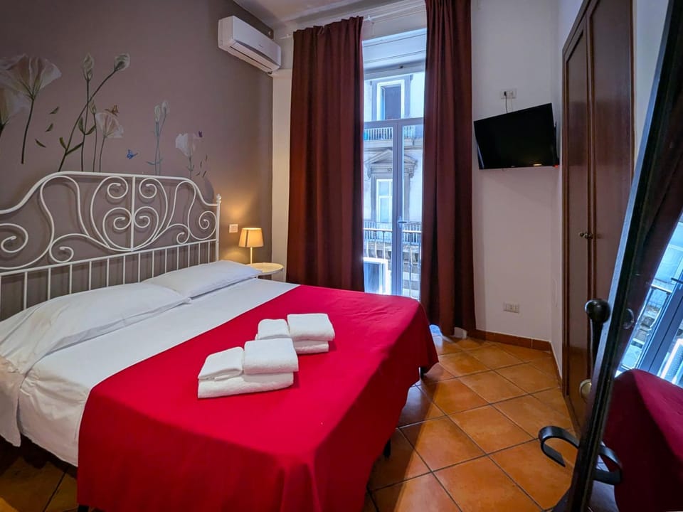 Bed, TV and multimedia, View (from property/room), Balcony/Terrace, Photo of the whole room, Bedroom, City view, towels, wardrobe, air conditioner