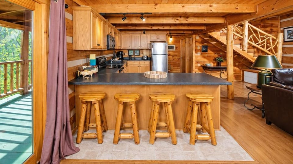Beautiful Log Cabin 3BR Loft Games Hot Tub Cabin in Pigeon Forge