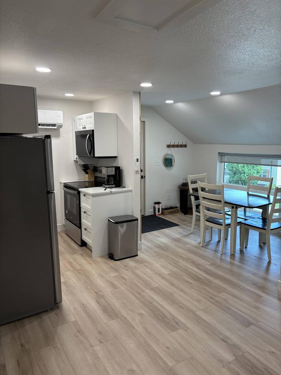 Kitchen or kitchenette, Photo of the whole room, Dining area