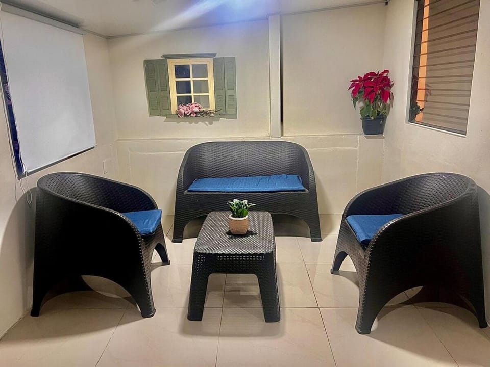 The Pretty Little House - Merliot House in Santa Tecla