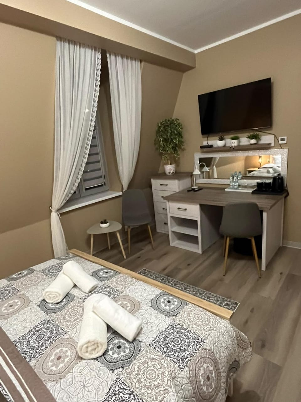 Bed, TV and multimedia, Coffee/tea facilities, Photo of the whole room, Seating area, Bedroom, pet friendly