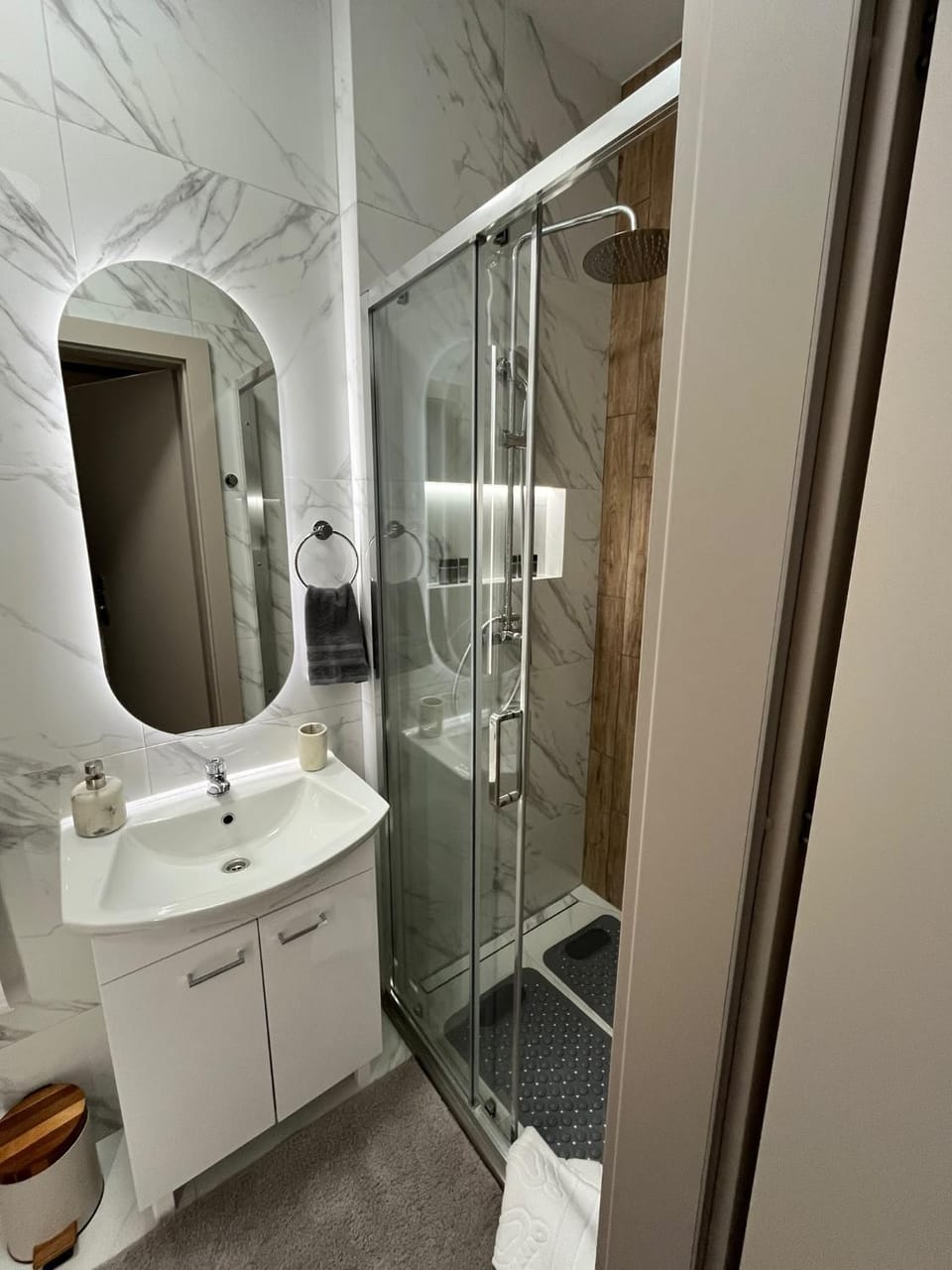 Shower, Bathroom, towels