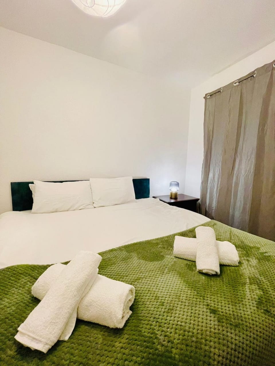 Canary Wharf Mile End Flat 7 Guests Free Parking, Balcony & Lift Apartment in London