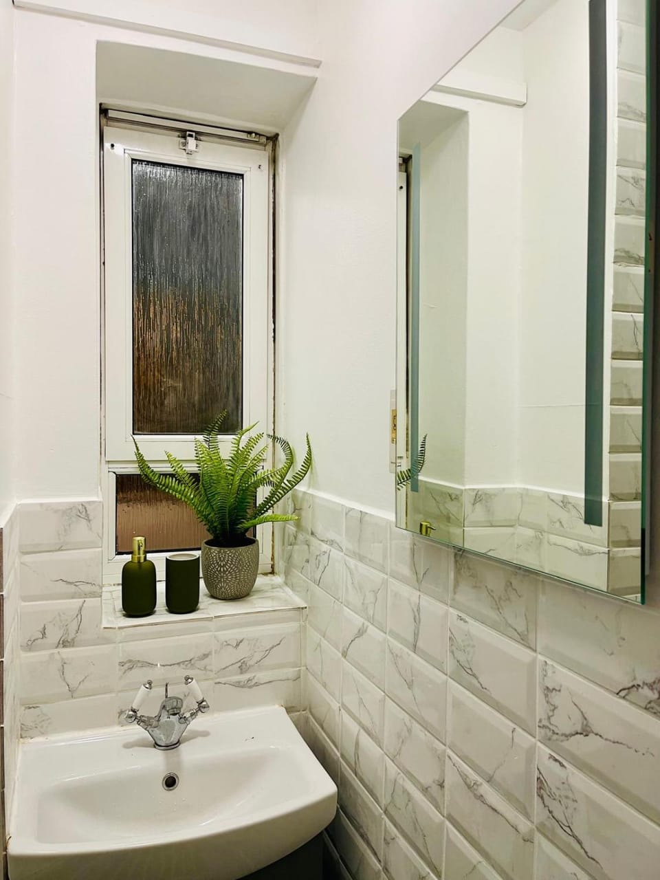 Canary Wharf Mile End Flat 7 Guests Free Parking, Balcony & Lift Apartment in London