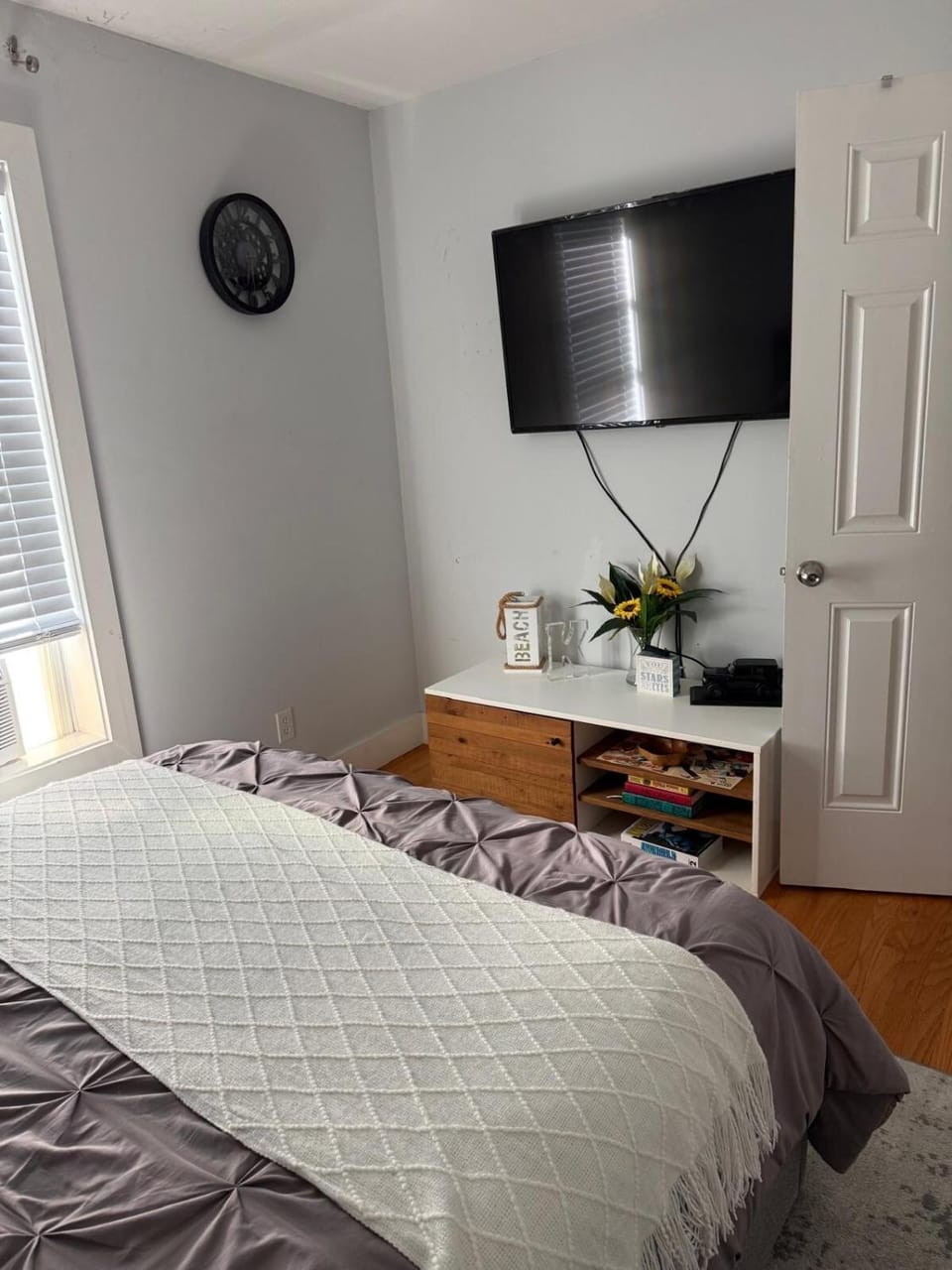 Bed, TV and multimedia, Photo of the whole room, Evening entertainment, Bedroom