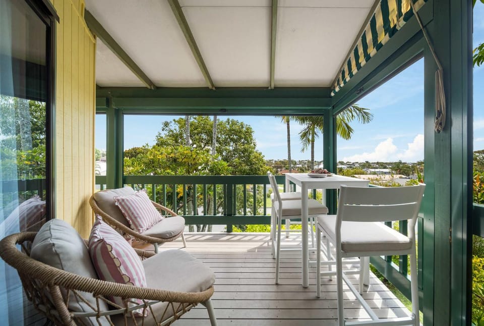 Day, Balcony/Terrace, Seating area, Dining area