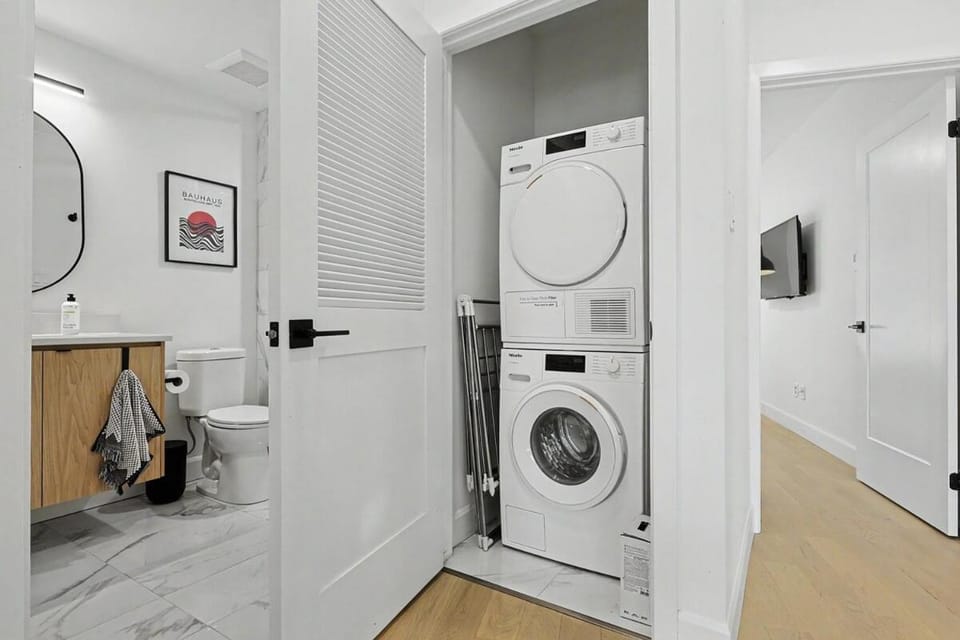 Luxury 2-Storey Condo - Private Entrance Apartment in London