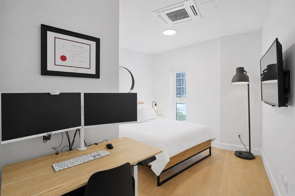 Luxury 2-Storey Condo - Private Entrance Apartment in London