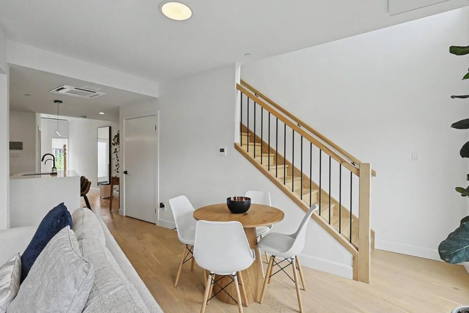 Luxury 2-Storey Condo - Private Entrance Apartment in London