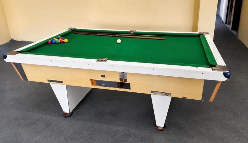 Billiard, Game Room