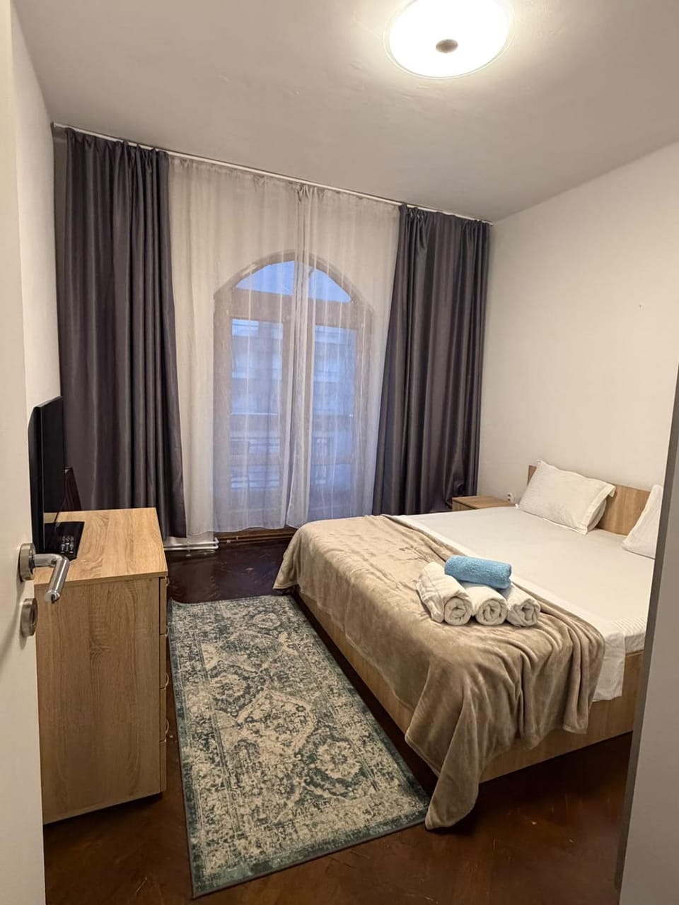 Bed, TV and multimedia, Photo of the whole room, Bedroom
