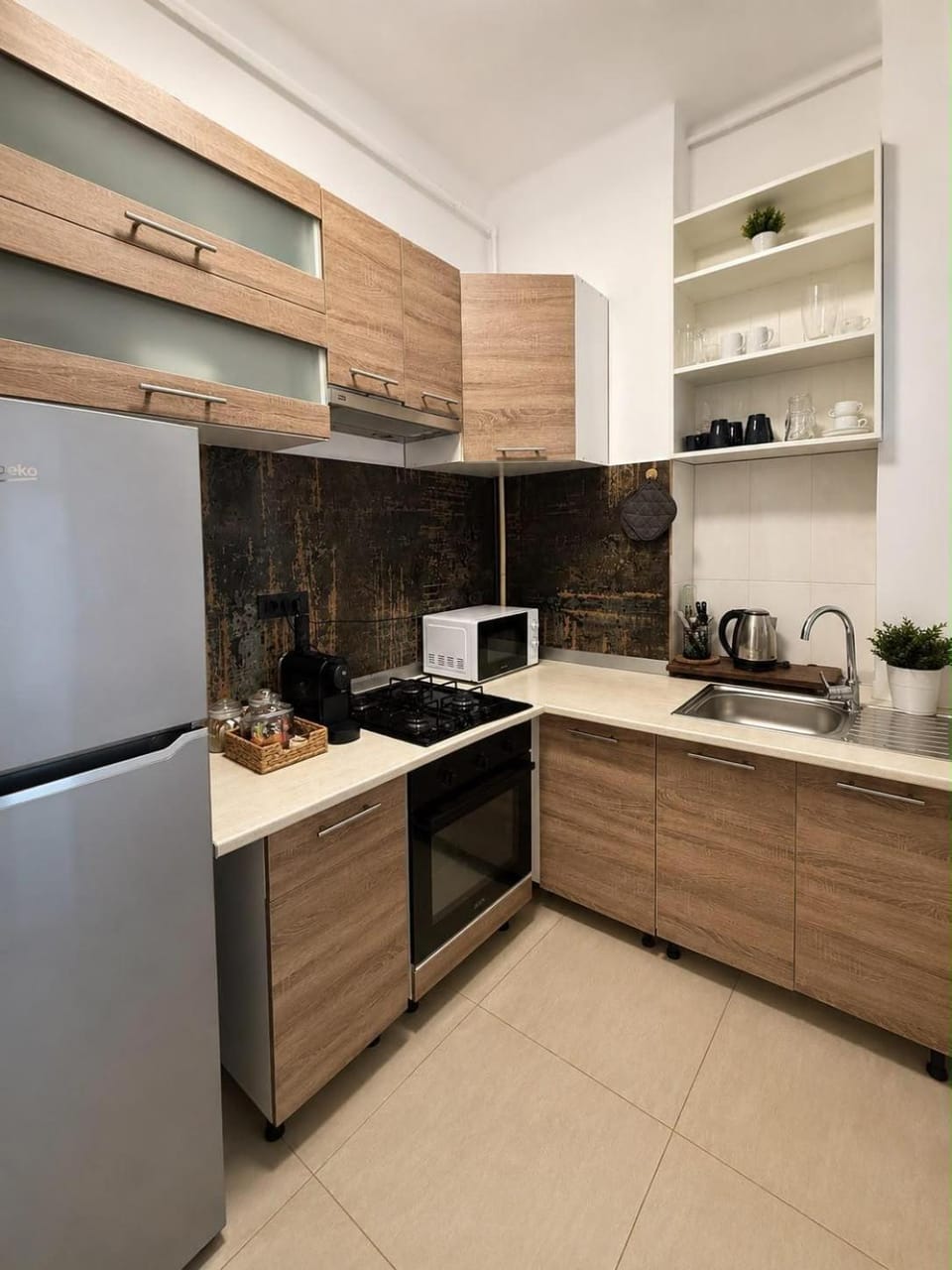 Coffee/tea facilities, Kitchen or kitchenette, oven, stove