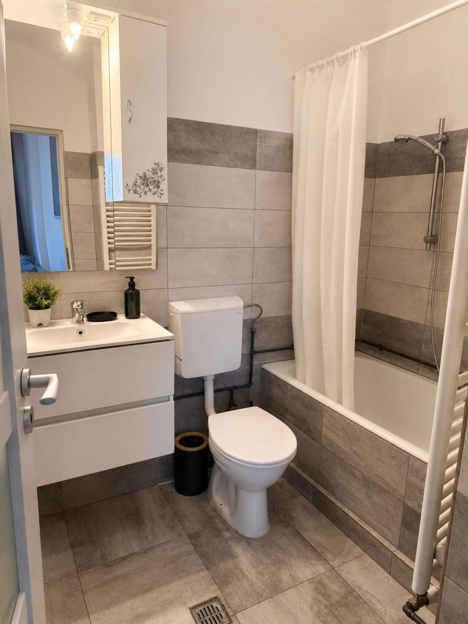 Shower, Toilet, Bathroom, Bath, towels