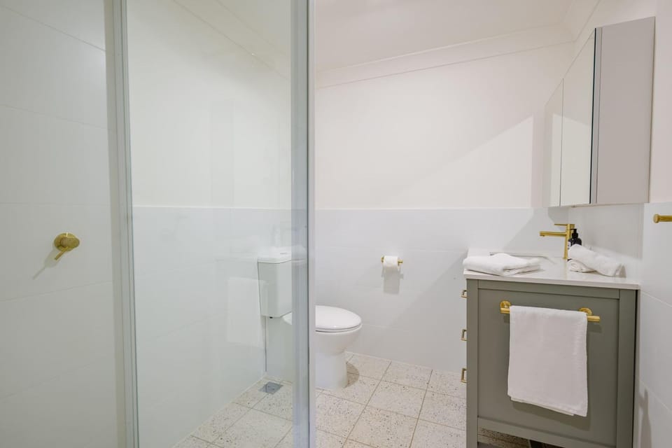 Shower, Toilet, Bathroom, towels