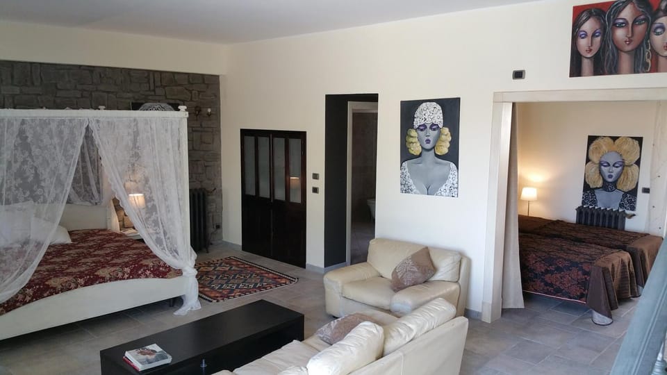 Photo of the whole room, Decorative detail