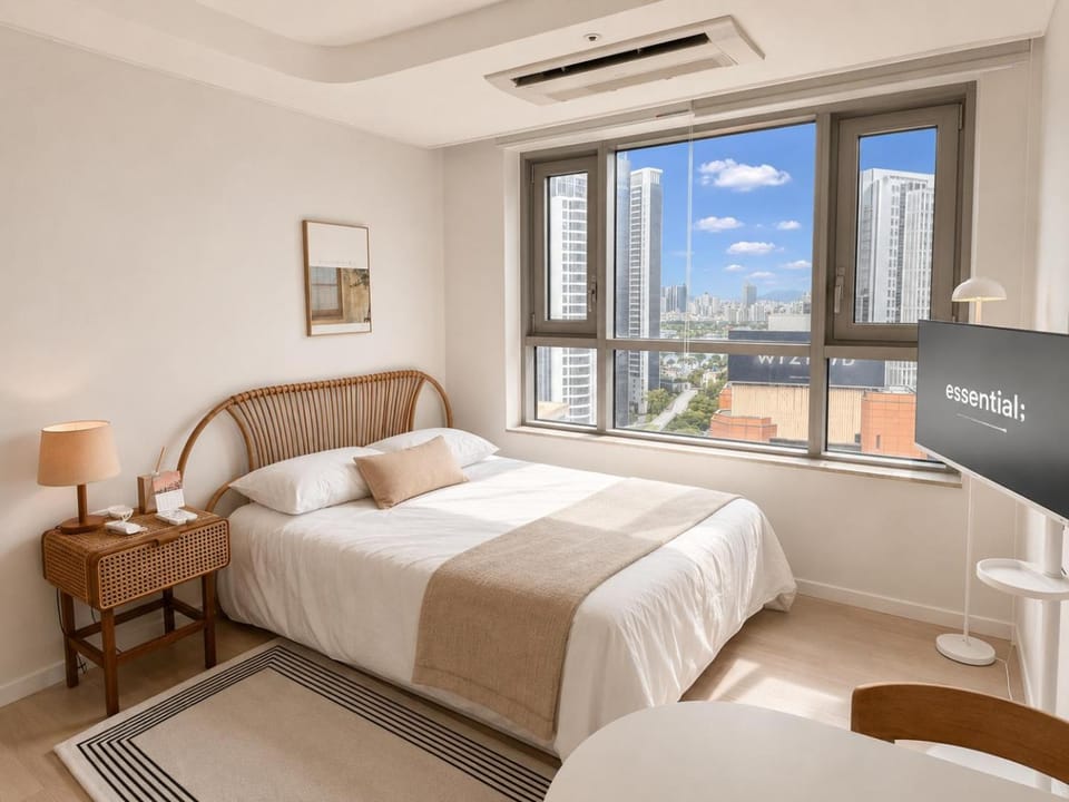 Bedroom, City view