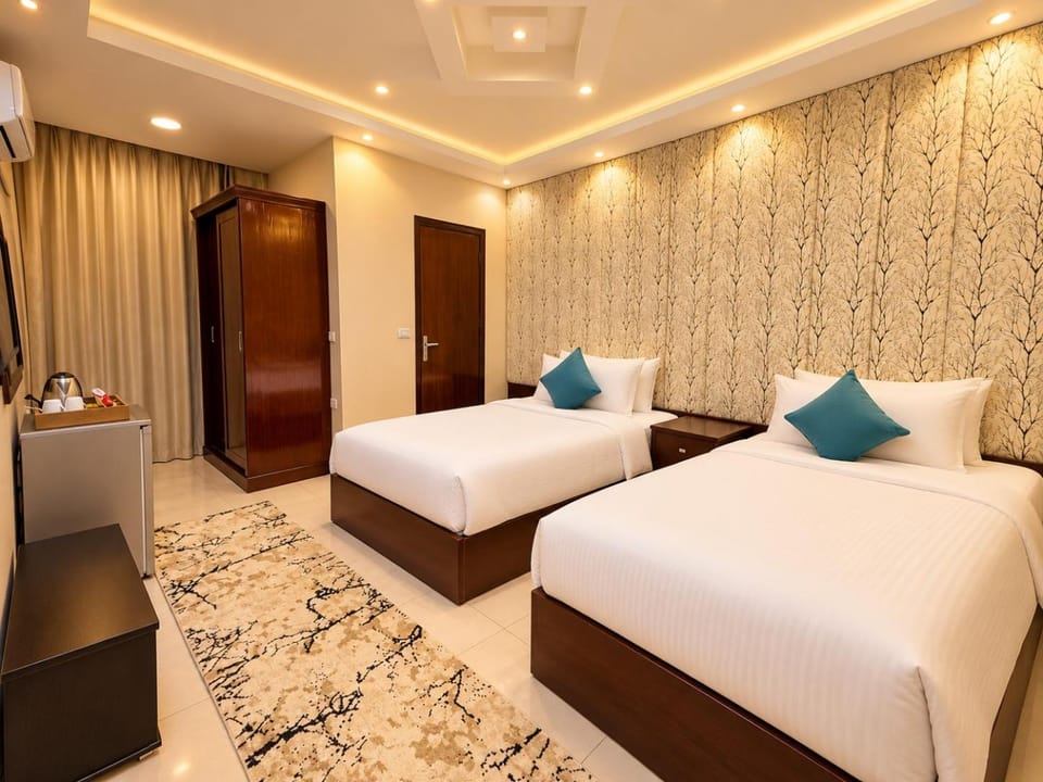 Bed, Living room, Photo of the whole room, Seating area, Bedroom, wardrobe