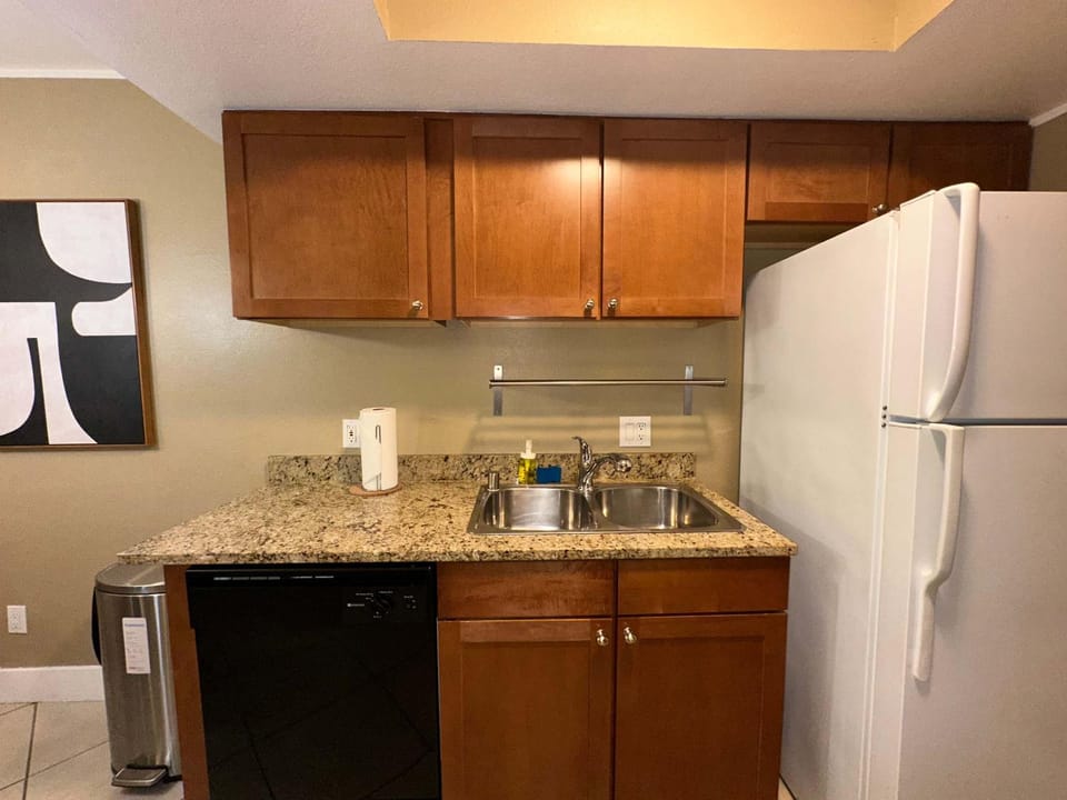 2 Bedroom Condo near LV Strip Pool Gym and Jacuzzi House in Paradise