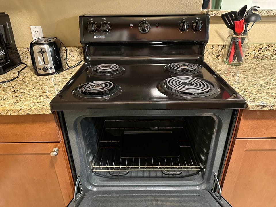 2 Bedroom Condo near LV Strip Pool Gym and Jacuzzi House in Paradise