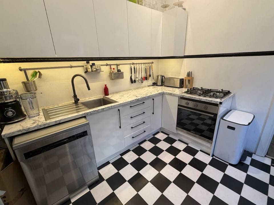 Coffee/tea facilities, Kitchen or kitchenette, dishwasher, oven, stove, toaster
