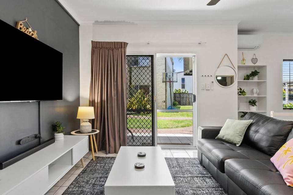 Bungalow Poolside Hideaway 2BR 2BATH Wi-Fi Apartment in Cairns