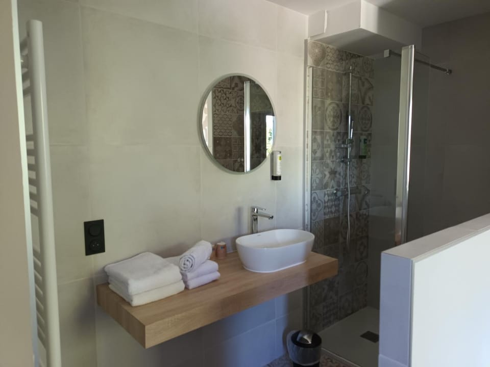 Bathroom, towels