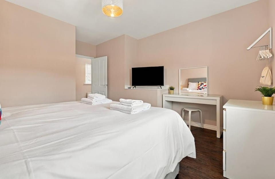 Private Coach House, Open Layout, Super King Bed Apartment in Colchester
