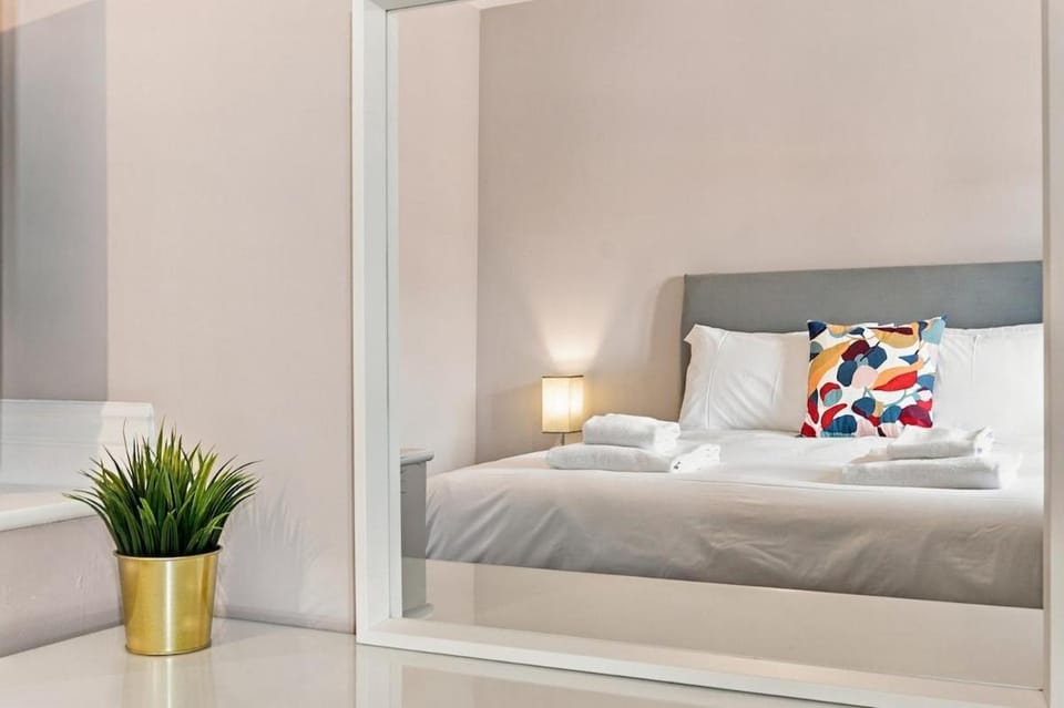 Private Coach House, Open Layout, Super King Bed Apartment in Colchester