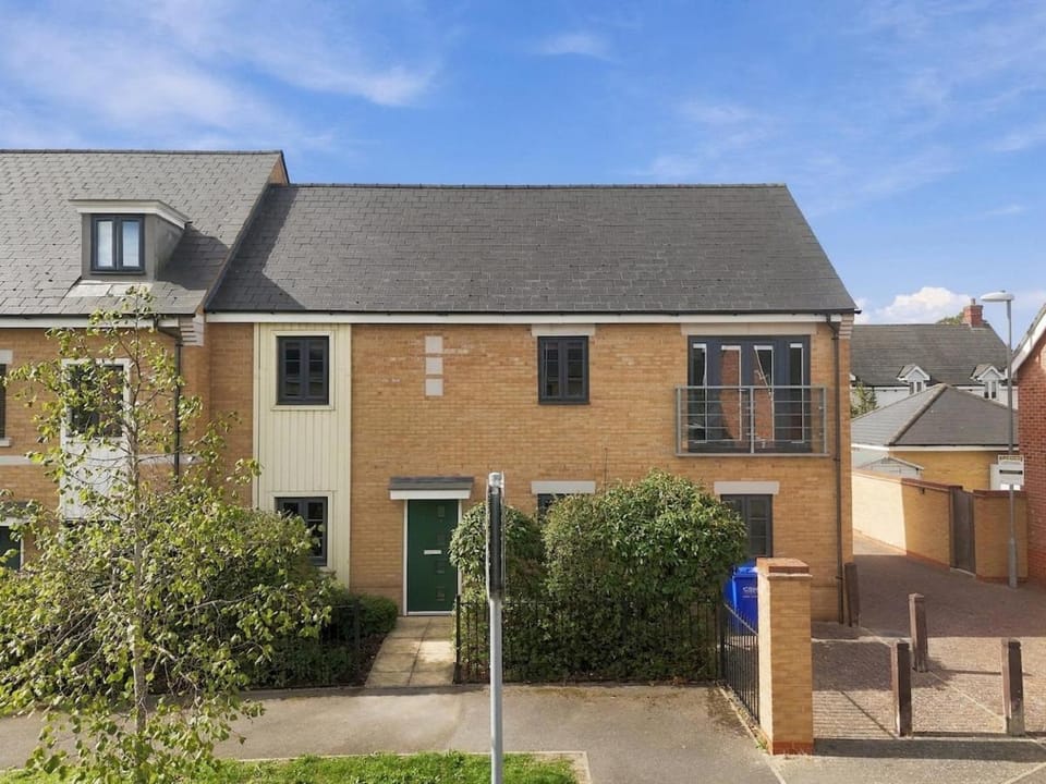 Private Coach House, Open Layout, Super King Bed Apartment in Colchester