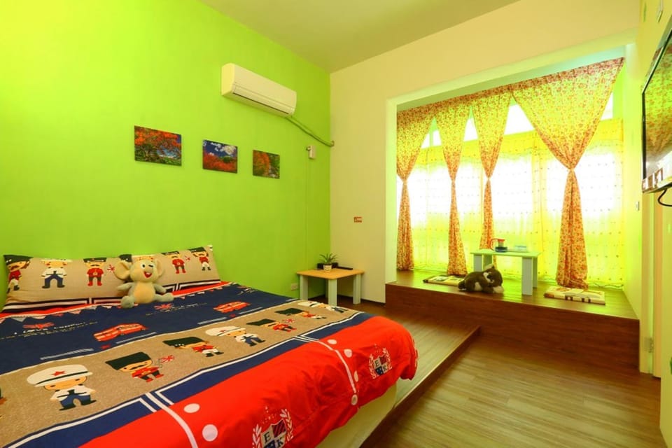 Photo of the whole room, Decorative detail, bunk bed