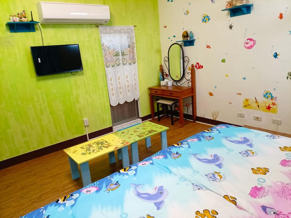 Bed, TV and multimedia, Photo of the whole room, Bedroom