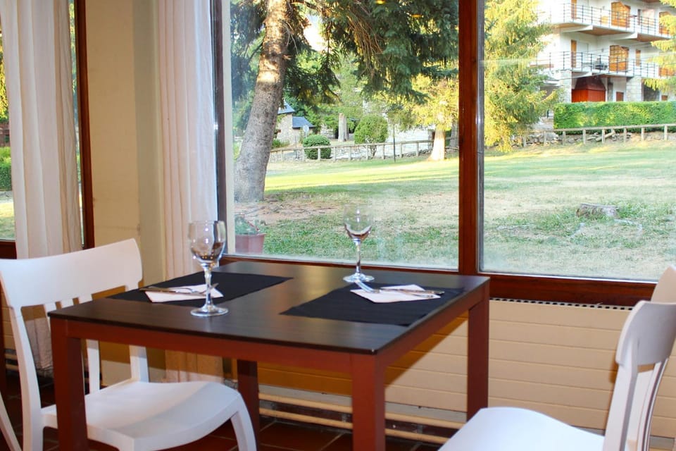 Restaurant/places to eat, Lounge or bar, Dining area, Garden view