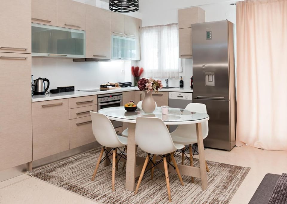 Coffee/tea facilities, Kitchen or kitchenette, Dining area, dishwasher, oven, stove, toaster
