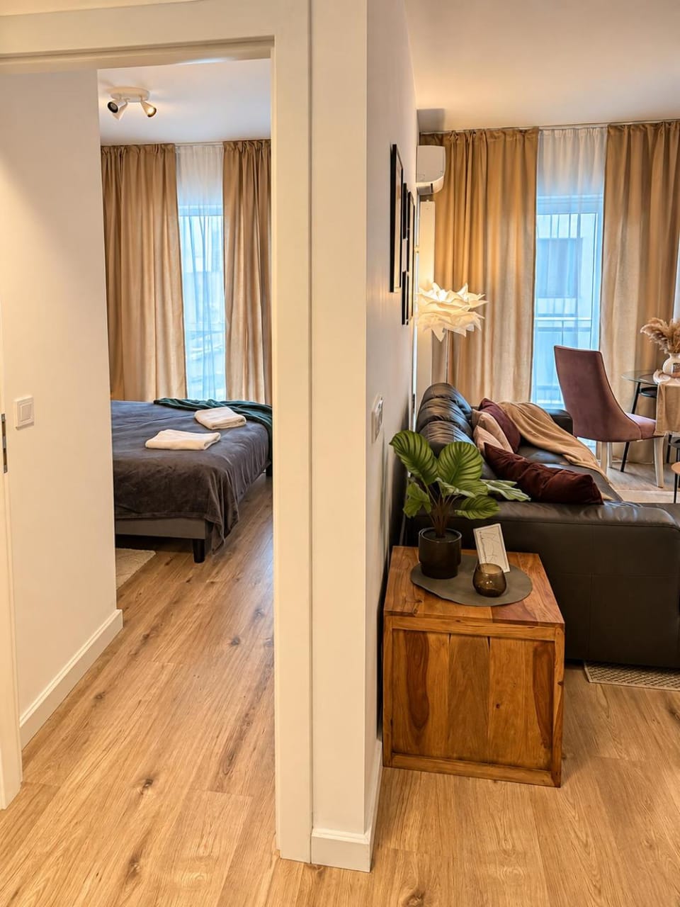Bed, Living room, Photo of the whole room, Seating area, Bedroom, towels
