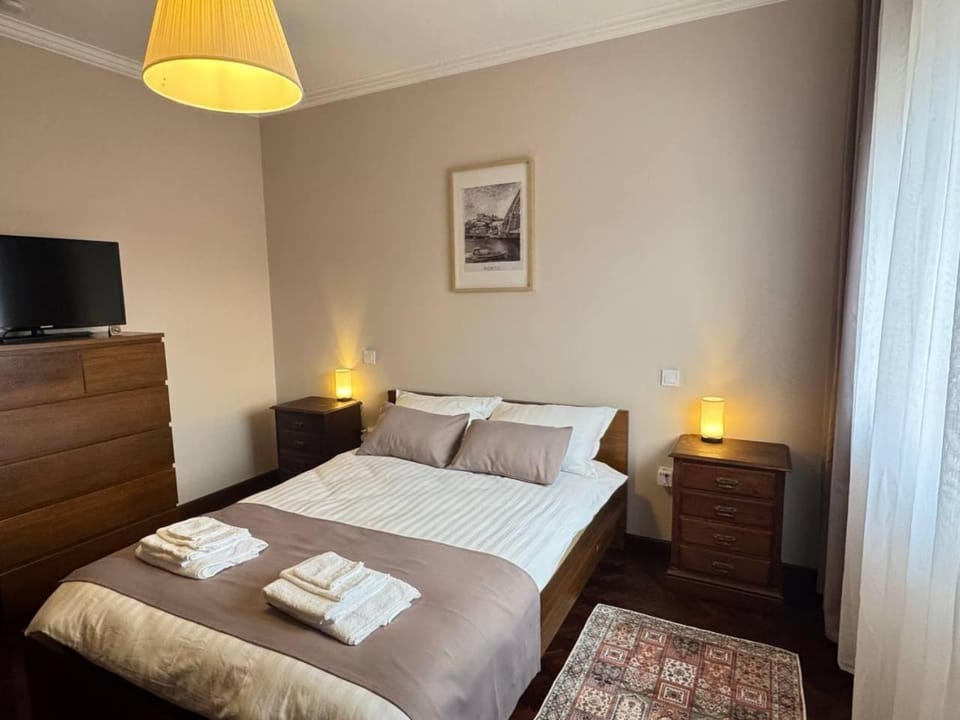 Bed, TV and multimedia, Photo of the whole room, Bedroom, towels