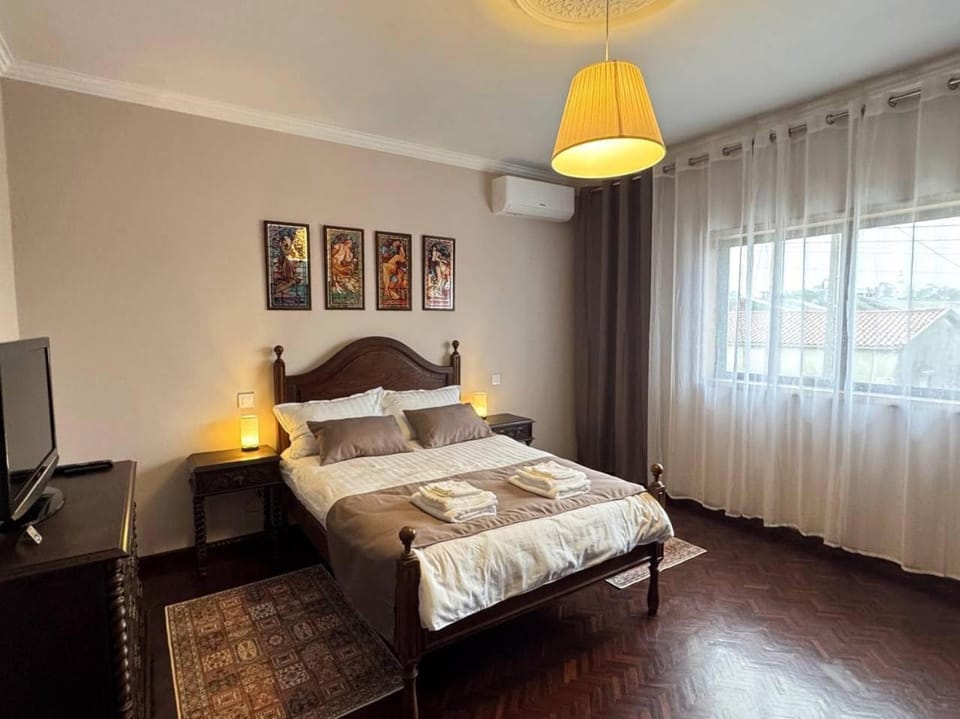 Bed, TV and multimedia, Photo of the whole room, Bedroom, air conditioner
