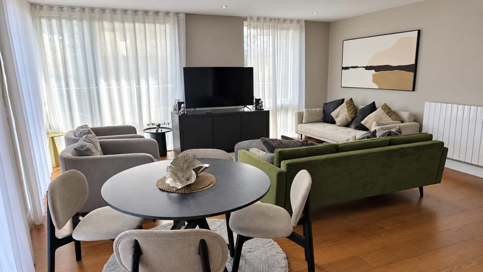 TV and multimedia, Living room, Decorative detail, Seating area, Dining area, Evening entertainment, furniture