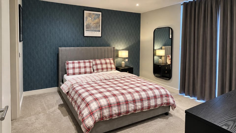 Bed, Photo of the whole room, Decorative detail, Bedroom, furniture, acessibility