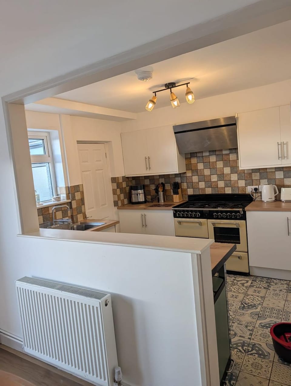 Spacious Group Stay Sleeps 12 House in Bristol