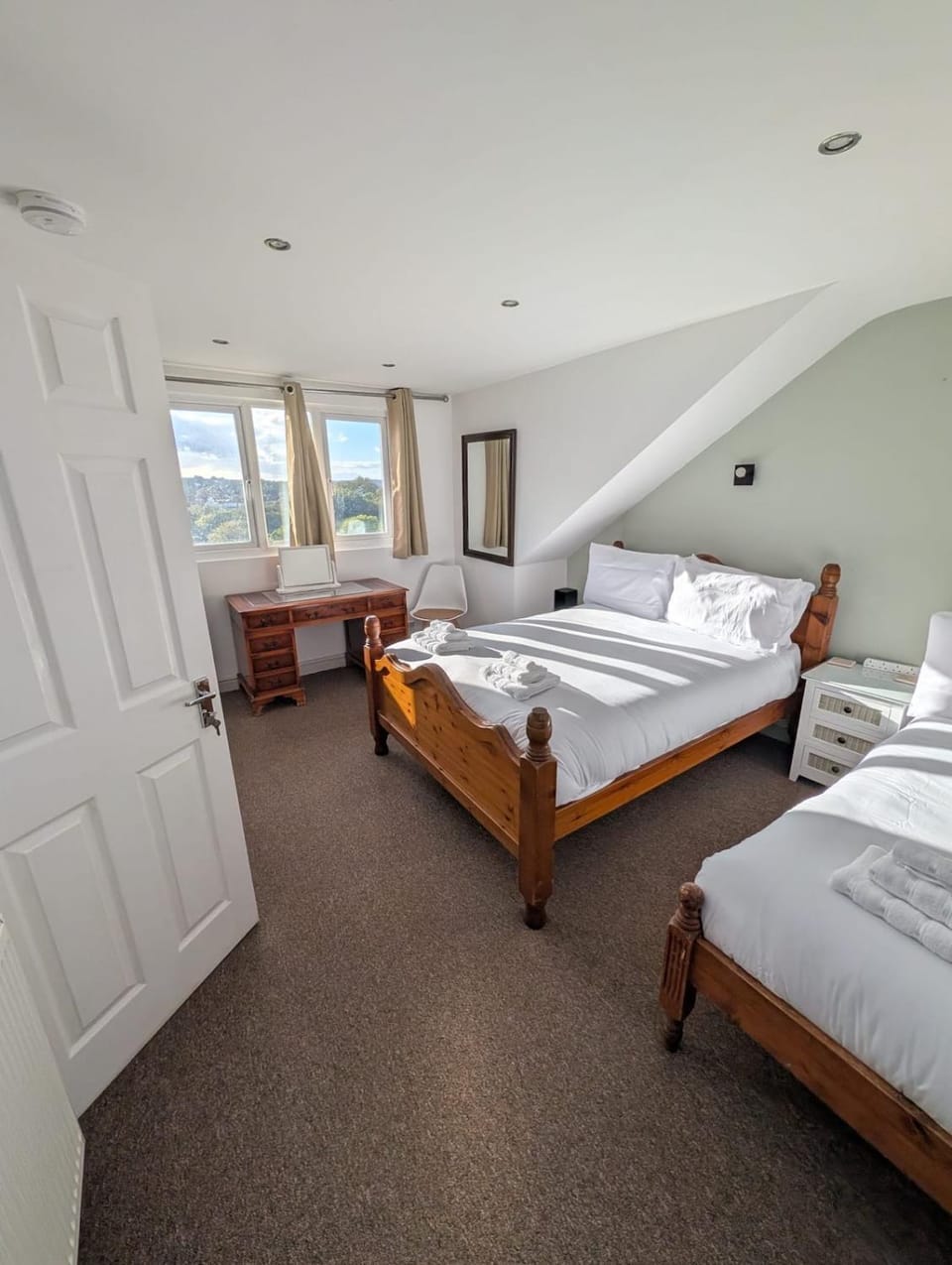 Spacious Group Stay Sleeps 12 House in Bristol