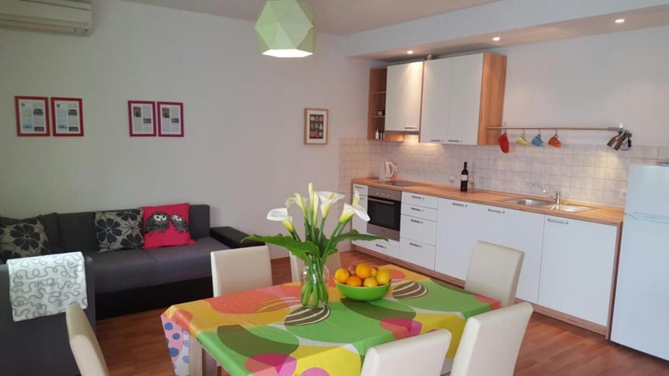 Spring, Day, Coffee/tea facilities, Kitchen or kitchenette, Living room, Seating area, Dining area, On site