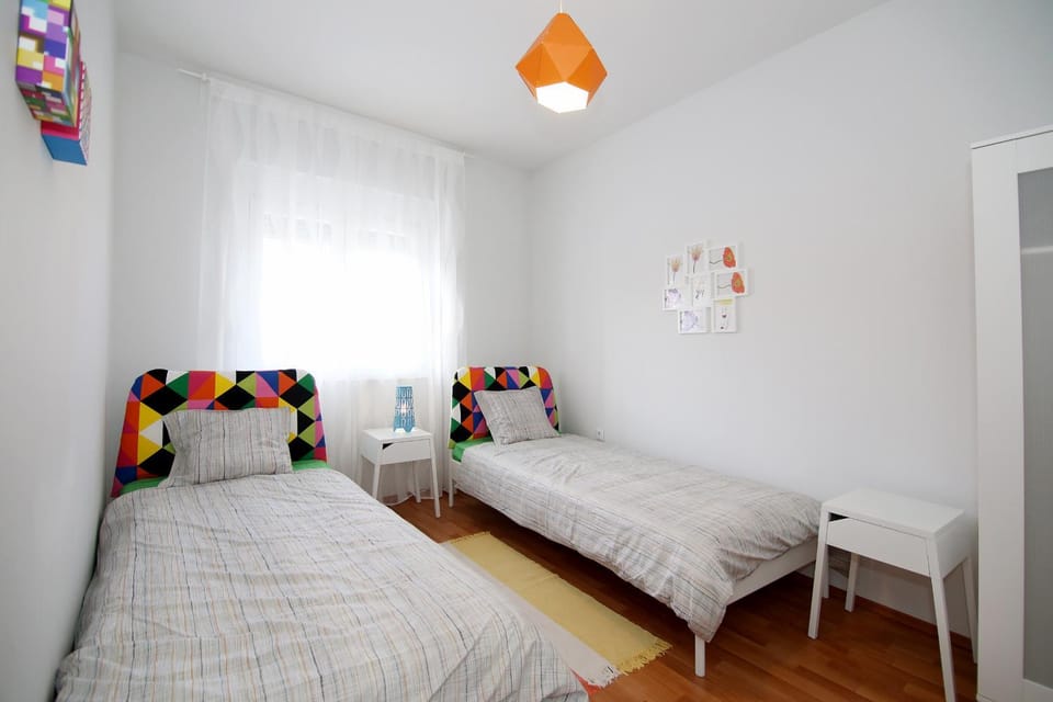 Property building, Spring, Day, Bedroom, On site, cot