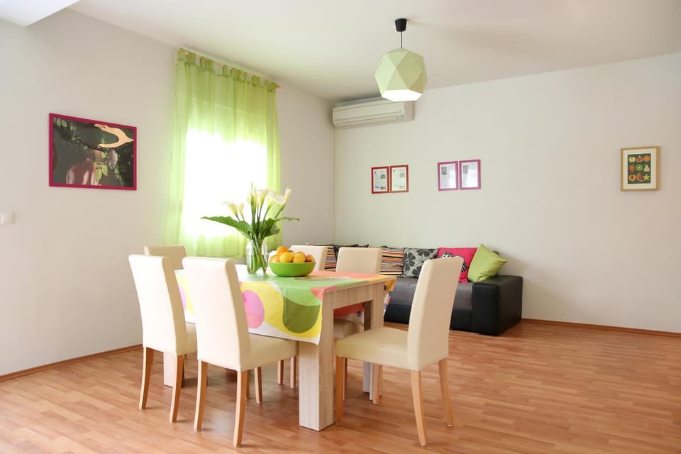 Property building, Spring, Day, Dining area, On site
