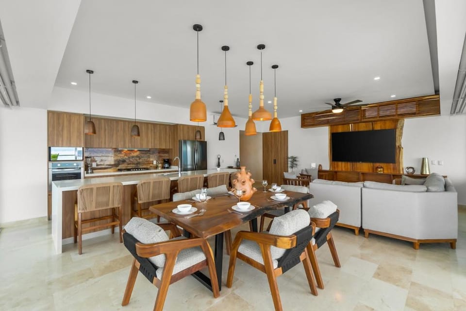 Coffee/tea facilities, Kitchen or kitchenette, Dining area, stove
