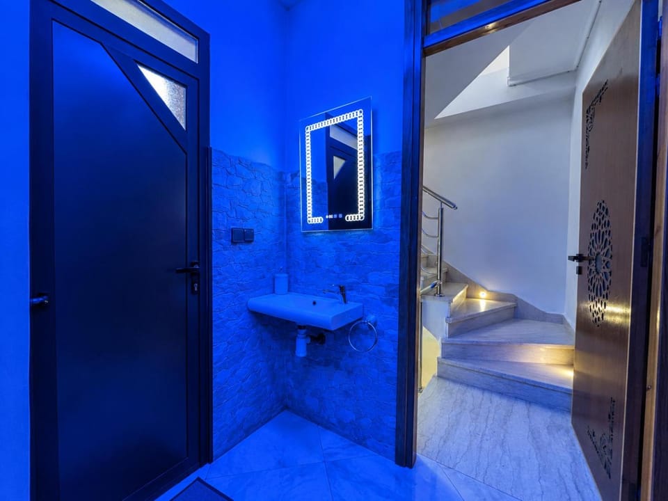 Bathroom, Internal: Not applicable to any particular room
